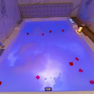 https://immersion-love-loft-balneo-jaccouzy-centre-nice.fr-provencehotel.com